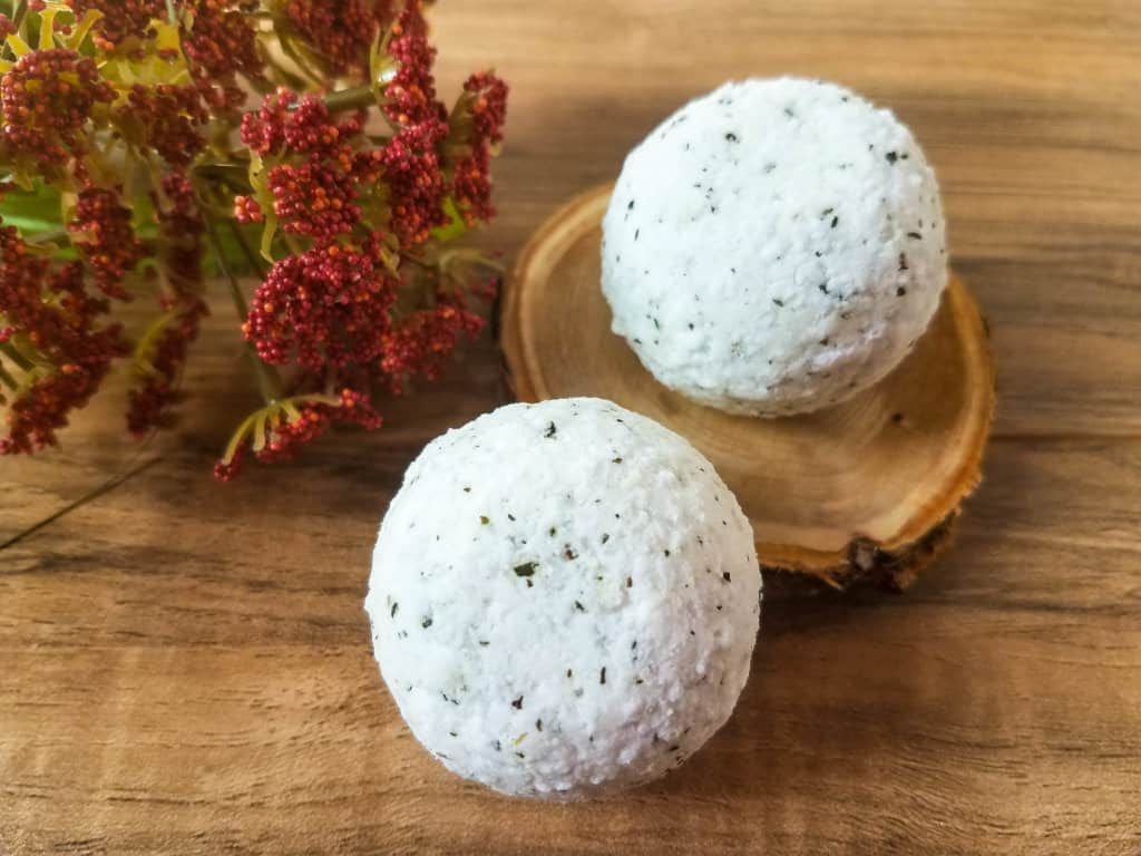 DIT bath bombs with essential oils